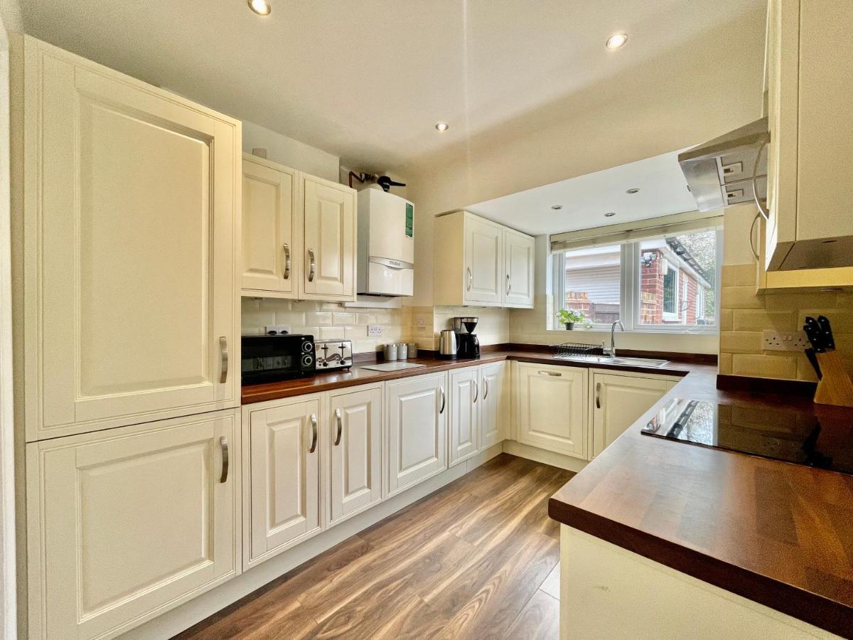 Stylish 3 Bed Chigwell Home With Free Parking Luaran gambar