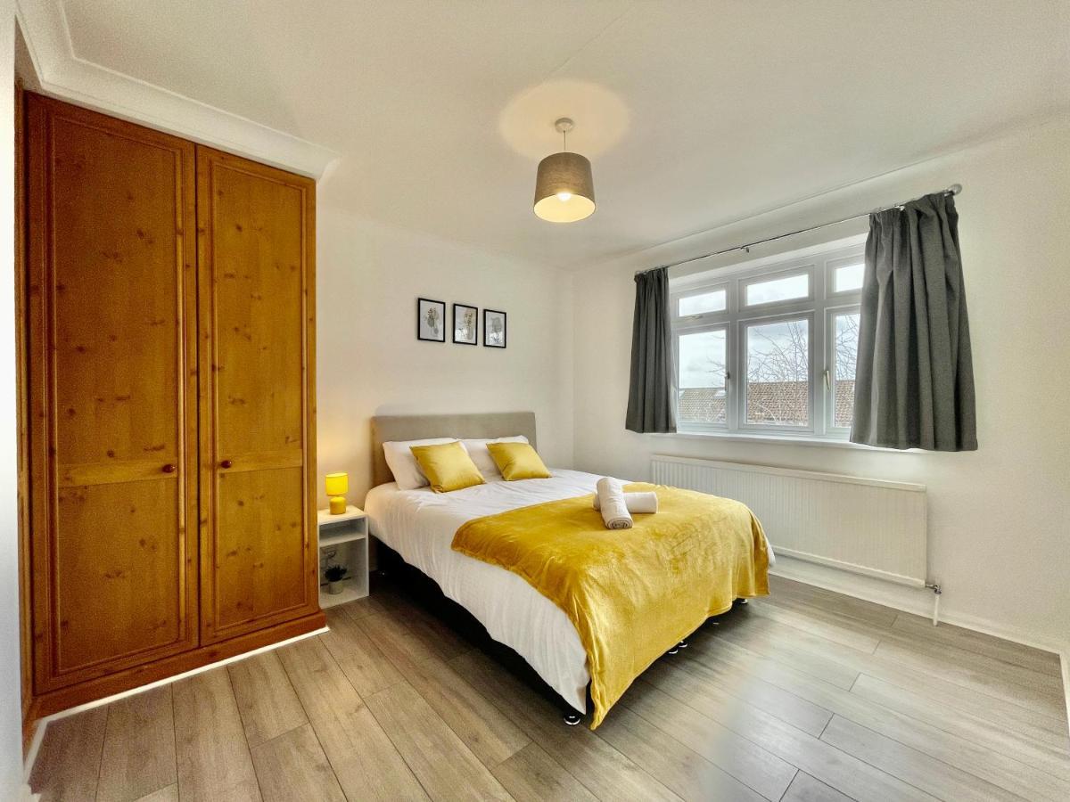 Stylish 3 Bed Chigwell Home With Free Parking Luaran gambar