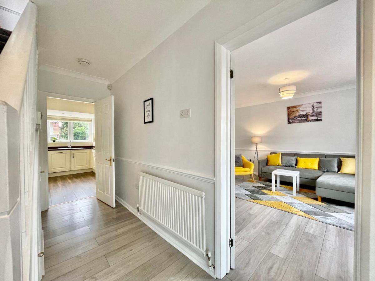 Stylish 3 Bed Chigwell Home With Free Parking Luaran gambar