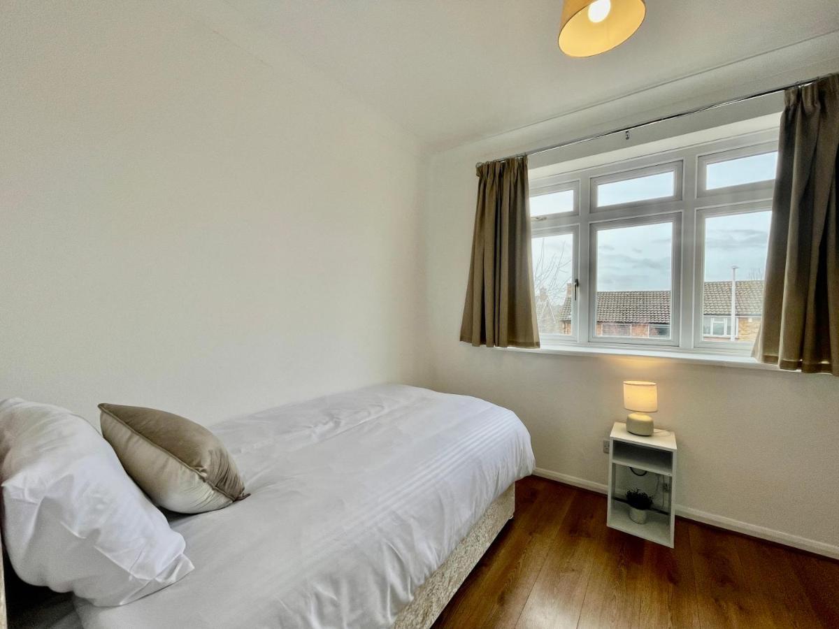 Stylish 3 Bed Chigwell Home With Free Parking Luaran gambar