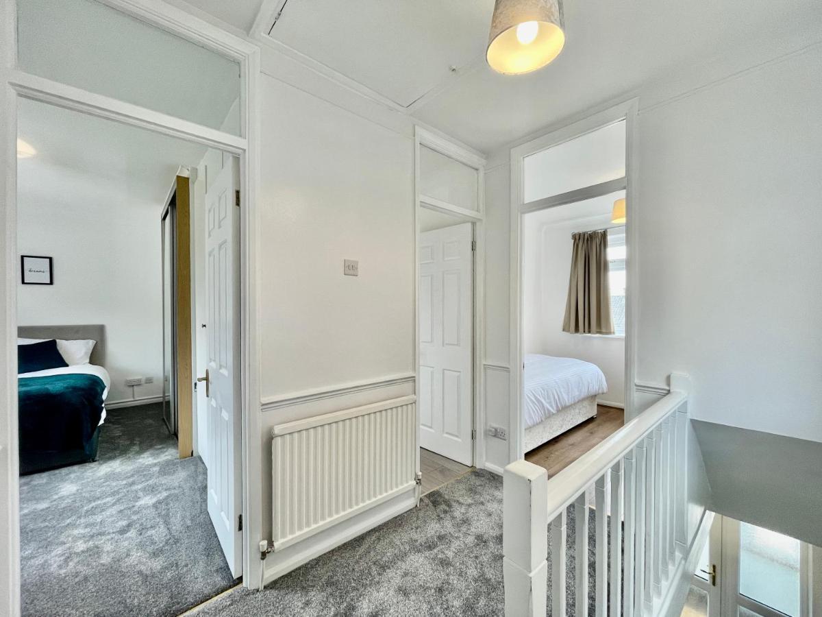 Stylish 3 Bed Chigwell Home With Free Parking Luaran gambar
